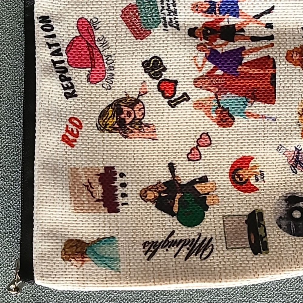 Taylor Swift Makeup Bag with Necklace and Bracelet - Picture 5 of 11